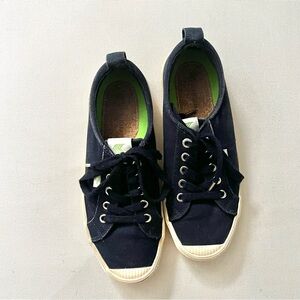 Cariuma Navy Blue Canvas Sustainably Made Sneakers Low Top Size 7.5